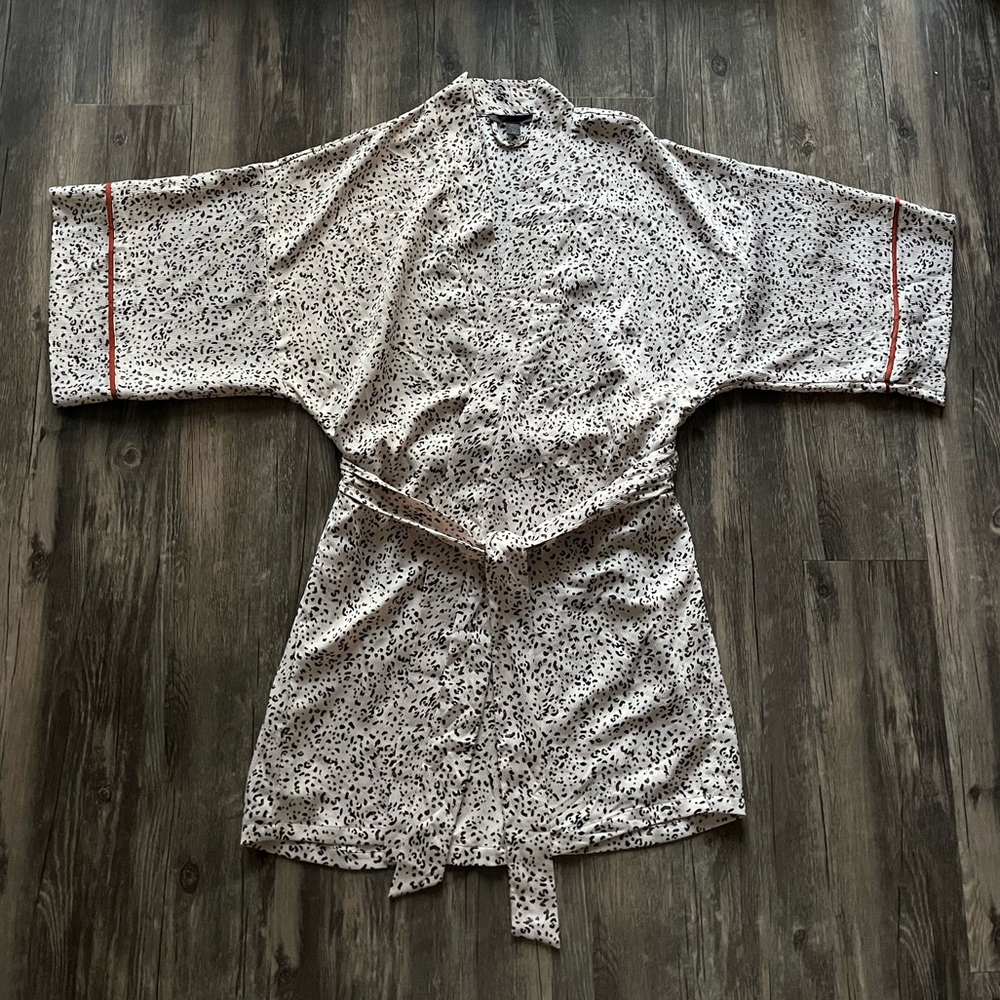 NWOT Midnight Bakery Cheetah Print Short Kimono Style Robe Sz XS/S